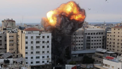 غارات مدمرة تضرب غزة وتتسبب في سقوط عشرات الشهداء وتدمير مربعات سكنية