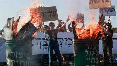 تظاهرات مناهضة لحكومة نتنياهو تؤدي لإغلاق طريق سريع في تل أبيب