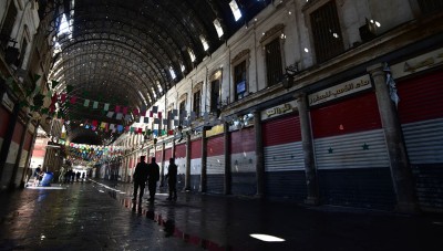 ارتفاع أسعار الدولار يجبر أصحاب المحلات في دمشق على وقف أنشطتهم التجارية