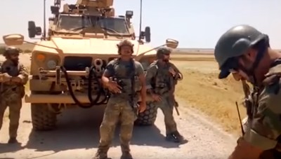 "هاد البوط على راسكن".. الإعلام الموالي يشيد بتصرف عنصر سوري مع دورية أمريكية بريف الحكسة (فيديو)