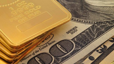 الدولار يرتفع إلى أسعار غير مسبوقة والذهب يلحق به