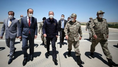 وزير الدفاع التركي وكبار ضباط الجيش يتفقدون الوحدات العاملة على الحدود السورية