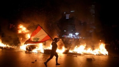 لبنان.. احتجاجات غاضبة إثر انهيار الليرة واجتماع مرتقب لمجلس الوزراء لمناقشة الأزمة