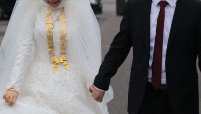 بحضور &#34;طفلهما&#34;.. عروسان فلسطينيان يحتفلان بزفافهما بعد تأخر 12 عاماً