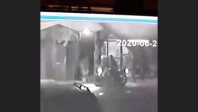 كاميرا مراقبة تلتقط عملية اغتيال نفذها &#34;داعش&#34; في مدينة الباب (فيديو)