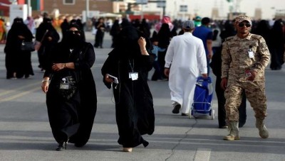 السعودية.. تحرش جماعي في مول تجاري وسط الرياض  (فيديو)