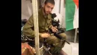 جندي إسرائيلي يعلق علم فلسطين داخل ثكنته العسكرية