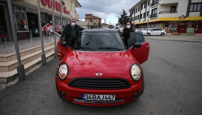 مواطن تركي يهدي ابنته سيارة أحلامها من مدخرات نفقات  التدخين