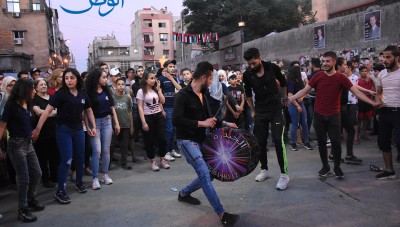 ضمن خيمة وطن..النظام يجبر السوريين على الرقص فوق أشلاء قتلاهم