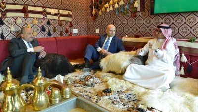 السفير السعودي في لبنان  يستقبل زواره بخيمة..ويعلن عدم  ترحيل اللبنانيين من المملكة