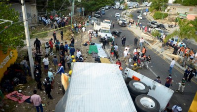 مقتل اكثر من 50 مهاجرا وإصابة أخرين بإنقلاب شاحنة في المكسيك