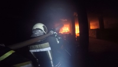 بالفيديو: الدفاع المدني يسيطر على حريق في مستودع للمواد الغذائية بريف دلب