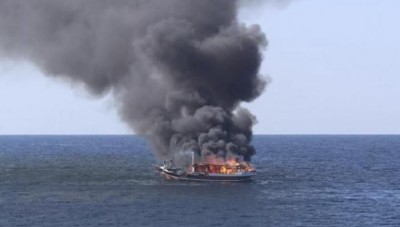 بالفيديو: انفجار ضخم في قارب إيراني والقوات الأمريكية تنقذ البحارة