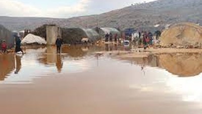 الدفاع المدني: أكثر من 500 عائلة تبيت ليلتها في العراء بسبب الأمطار