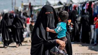 الغارديان: النساء يتعرضن لعنف مزمن في مخيمات الشمال السوري