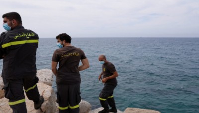 بينهم سوريون.. غرق قارب يقل 60 شخصاً قبالة ميناء طرابلس شمالي لبنان 