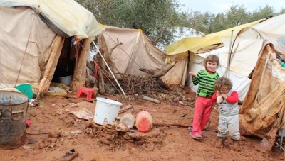  الخوذ البيضاء: العاصفة المطرية خطفت بهجة العيد من المخيمات