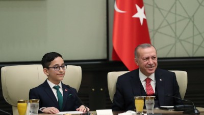 بالفيديو.. الرئيس التركي يتنازل عن منصبه