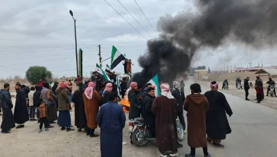 أهالي بلدة بومصعة بريف دير الزور يتظاهرون مطالبين بخروج قوات "قسد"