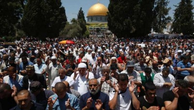 الآلاف من المصلين يؤدون صلاة العيد في المسجد الأقصى 