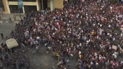  آلاف اللبنانيين يواصلون مظاهراتهم  في بيروت 