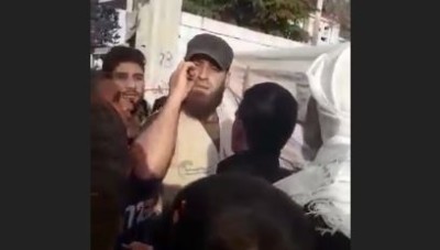 &#34;هي شواربي إذا مابشحطك&#34;.. موظف إغاثة يهدد نازحين في مخيم شمالي حلب (فيديو)