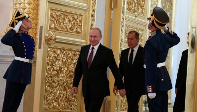 بعد ترتيبات مع السعودية.. روسيا تسعى لإعادة النظام إلى الحضن العربي 