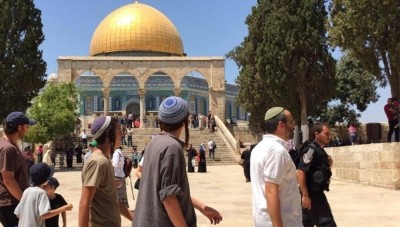 مستوطنون يقتحمون المسجد الأقصى بحماية الشرطة الإسرائيلية 