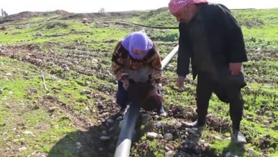  &#34;شيلو محمد عريس&#34;.. أم تجمع أشلاء ابنها في ريف حلب الغربي (فيديو)