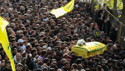 رداً على اغتيال أحد قادته .. حزب الله يعلن قصف مقرات عسكرية إسرائيلية