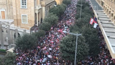 طفل سوري يتضامن مع متظاهري لبنان 