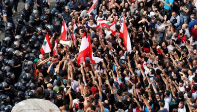 حكومة لبنان تتبنى موازنة بلا ضرائب بحثا عن تهدئة الاحتجاجات 