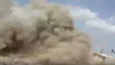 شاهد.. مصوّر يوثّق لحظة سقوط قذيفة مدفعية قربه بريف إدلب