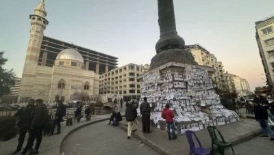 صور المعتقلين تملأ شوارع دمشق: صرخة من قلوب ذوي المفقودين في زمن الفرح بالحرية