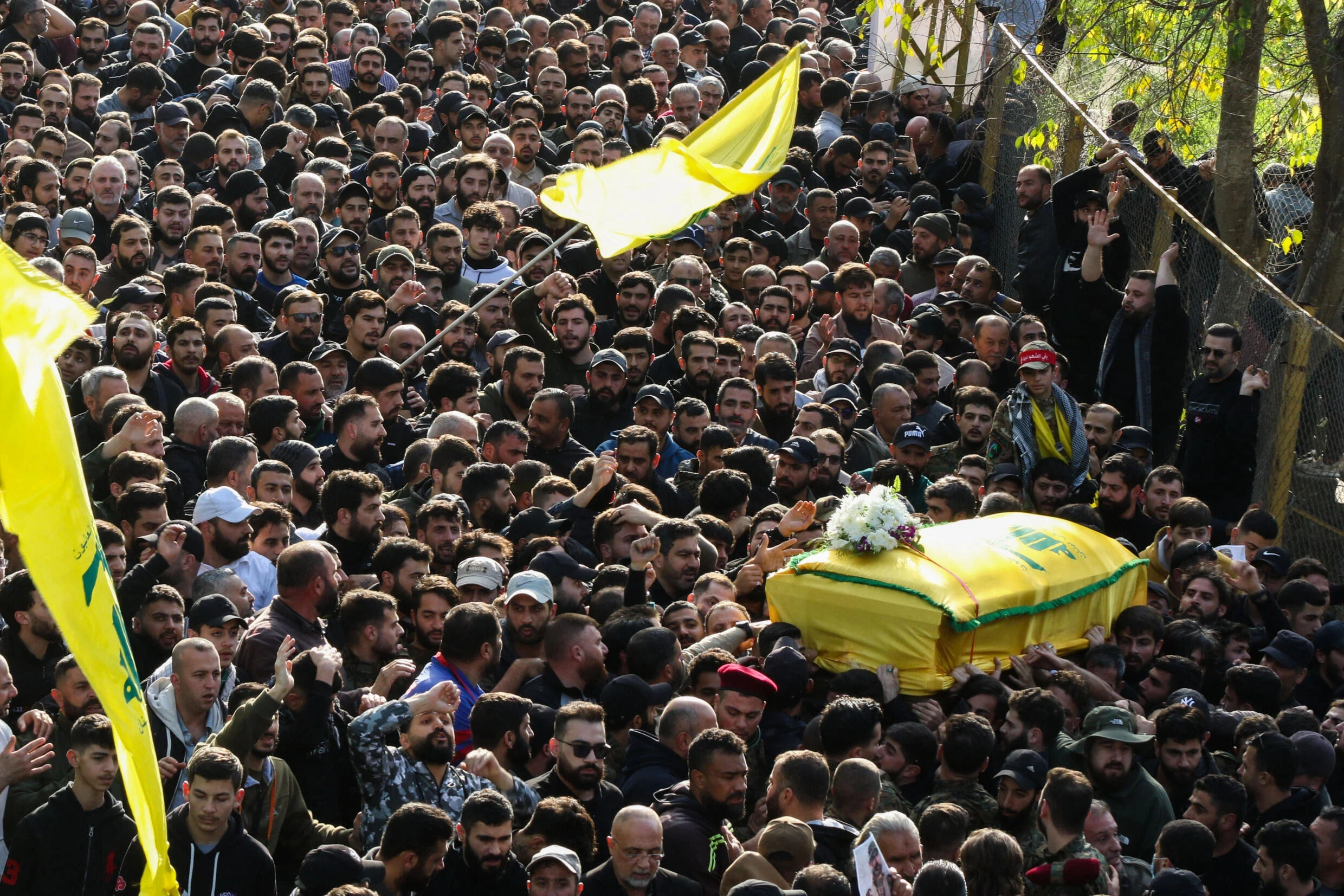 رداً على اغتيال أحد قادته .. حزب الله يعلن قصف مقرات عسكرية إسرائيلية