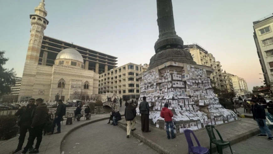 صور المعتقلين تملأ شوارع دمشق: صرخة من قلوب ذوي المفقودين في زمن الفرح بالحرية