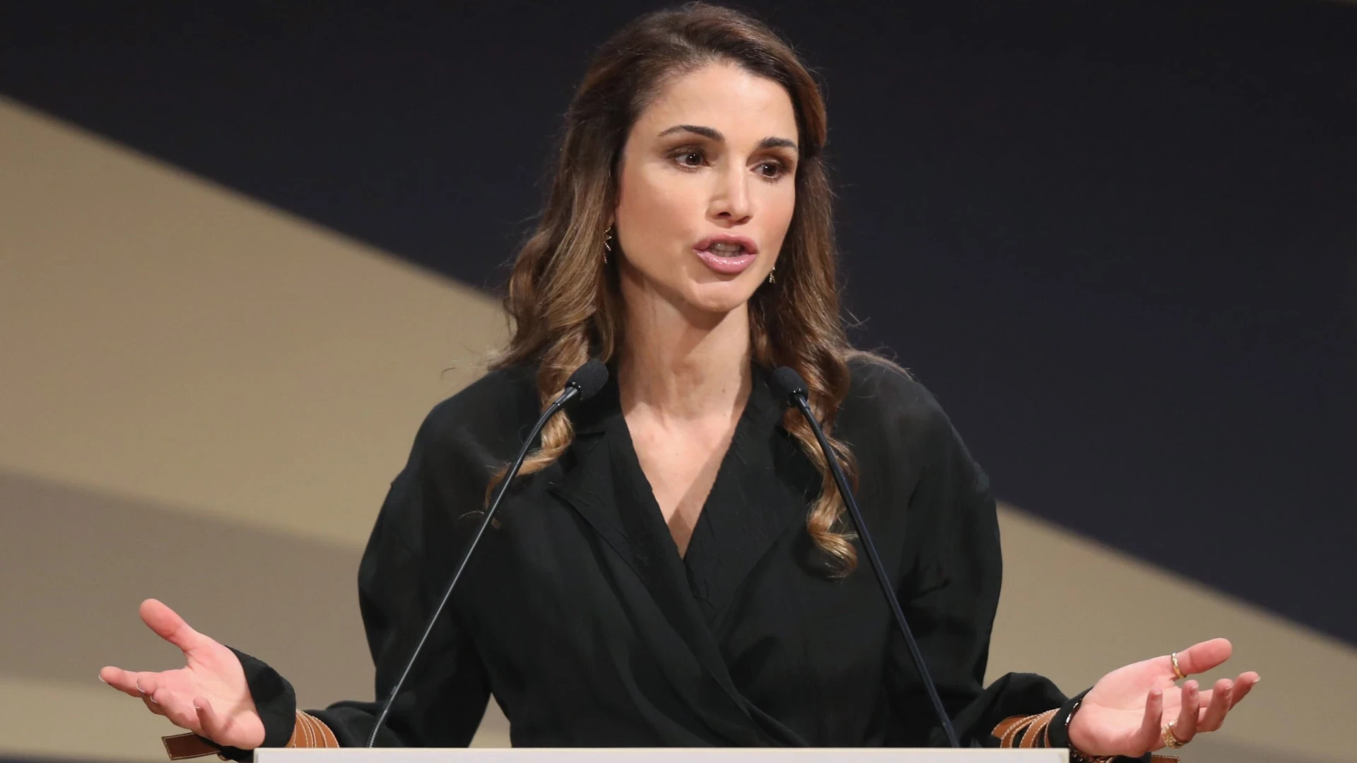 ملكة الأردن تنتقد المعايير المزدوجة والصمت في وجه الحرب الإسرائيلية على غزة