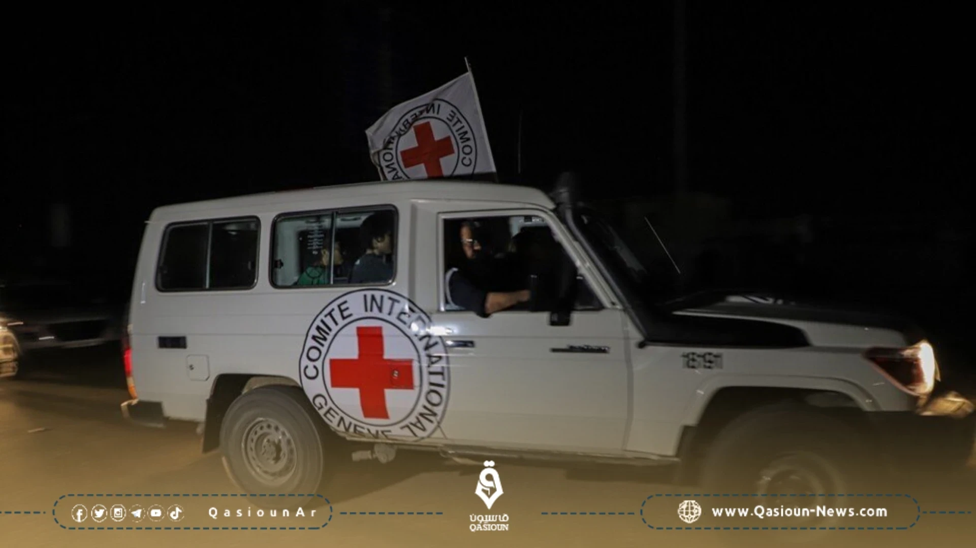 وصول حافلة الصليب الأحمر إلى سجن عوفر لاستلام الأسرى الفلسطينيين