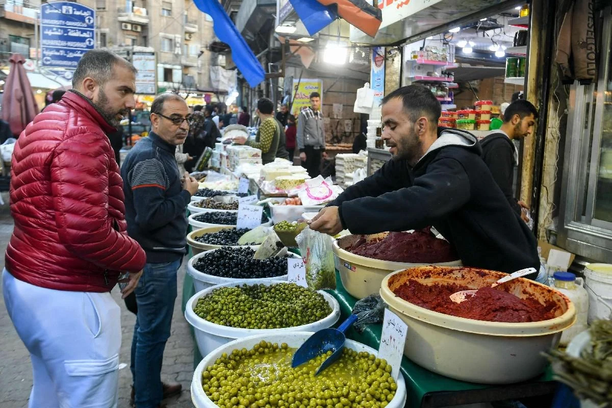 حلب تستعيد النشاط التجاري بعد رفع القيود، لكن تراجع الحركة الشرائية بنسبة 80%